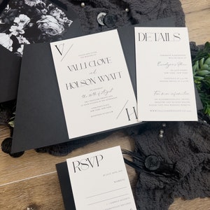 Puede incluir: Conjunto de invitaciones de boda en blanco y negro con un dise&ntilde;o moderno. La invitaci&oacute;n incluye los nombres "Valli Clove y Holson Wyatt" y la fecha "el 26 de agosto de 2025". La tarjeta RSVP incluye el texto "RSVP antes del 30 de julio de 2025".