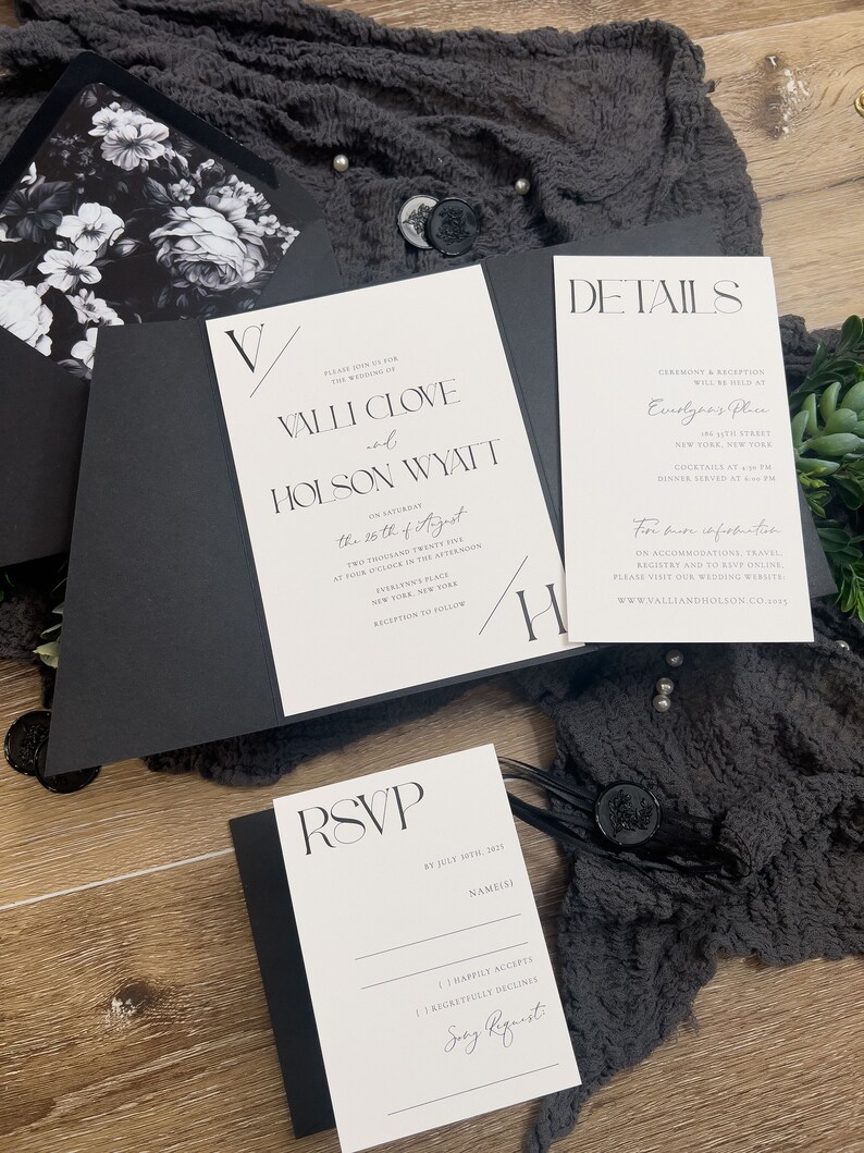 Puede incluir: Conjunto de invitaciones de boda en blanco y negro con un dise&ntilde;o moderno. La invitaci&oacute;n incluye los nombres "Valli Clove y Holson Wyatt" y la fecha "el 26 de agosto de 2025". La tarjeta RSVP incluye el texto "RSVP antes del 30 de julio de 2025".