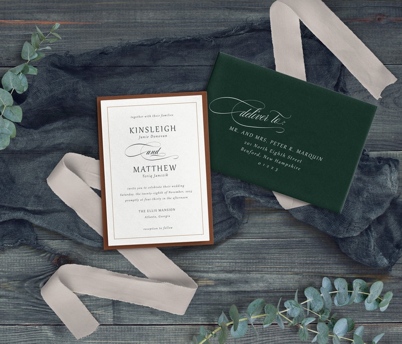 K&ouml;nnte beinhalten: Eine Hochzeitseinladung mit braunem Rand und wei&szlig;em Text. Die Einladung lautet "Gemeinsam mit ihren Familien, Kinsleigh und Matthew, Samstag, der achtundzwanzigste November, p&uuml;nktlich um 16:30 Uhr, The Ellis Mansion, Atlanta, Georgia, Empfang im Anschluss". Ein gr&uuml;ner Umschlag mit wei&szlig;em Text lautet "Zustellen an: Mr. and Mrs. Peter R. Marquin, 201 North Eighth Street, Bedford, New Hampshire 01223".