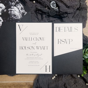 Puede incluir: Invitaci&oacute;n de boda en blanco y negro con un dise&ntilde;o sencillo. La invitaci&oacute;n presenta los nombres "Valli Clove y Holson Wyatt" y la fecha "25 de agosto de 2025".
