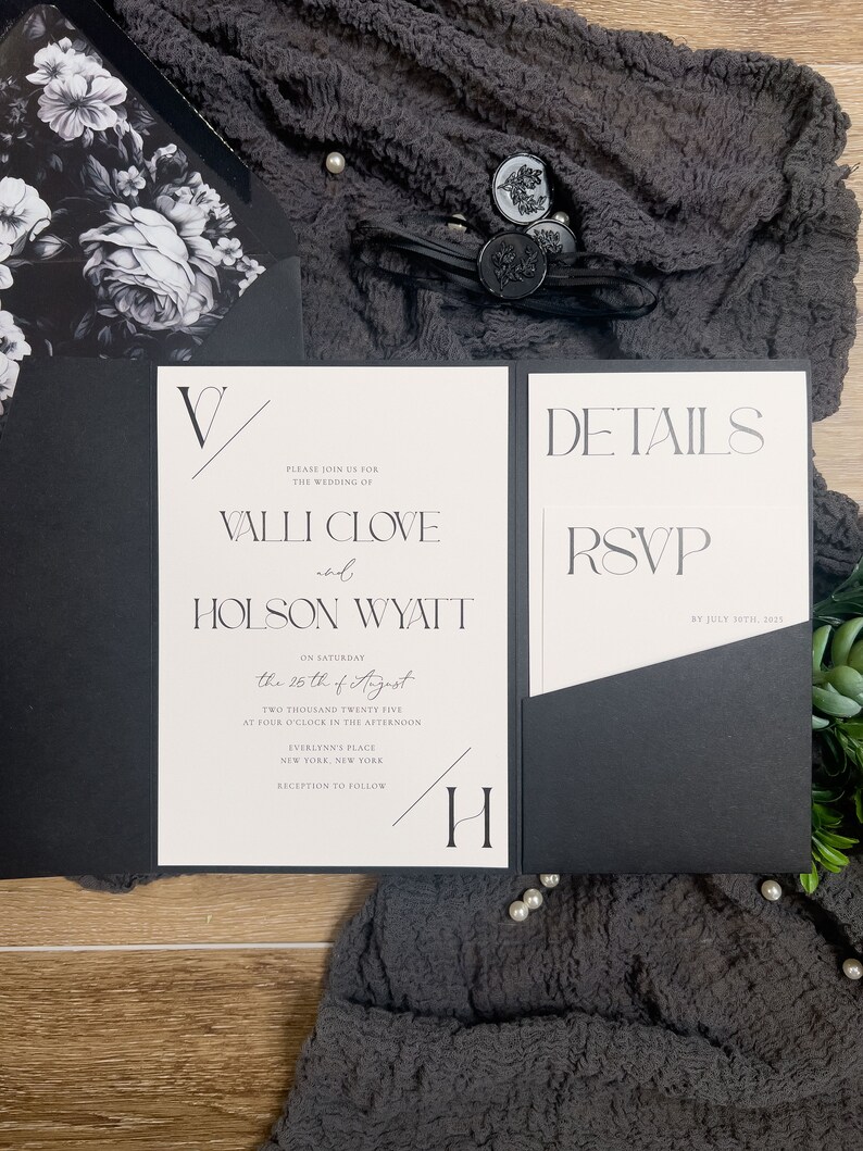 Puede incluir: Invitaci&oacute;n de boda en blanco y negro con un dise&ntilde;o sencillo. La invitaci&oacute;n presenta los nombres "Valli Clove y Holson Wyatt" y la fecha "25 de agosto de 2025".