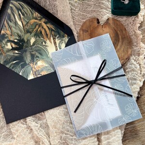 Tropical Wedding Invitation Suite: Palm, Monstera, Vellum Jacket bild 6