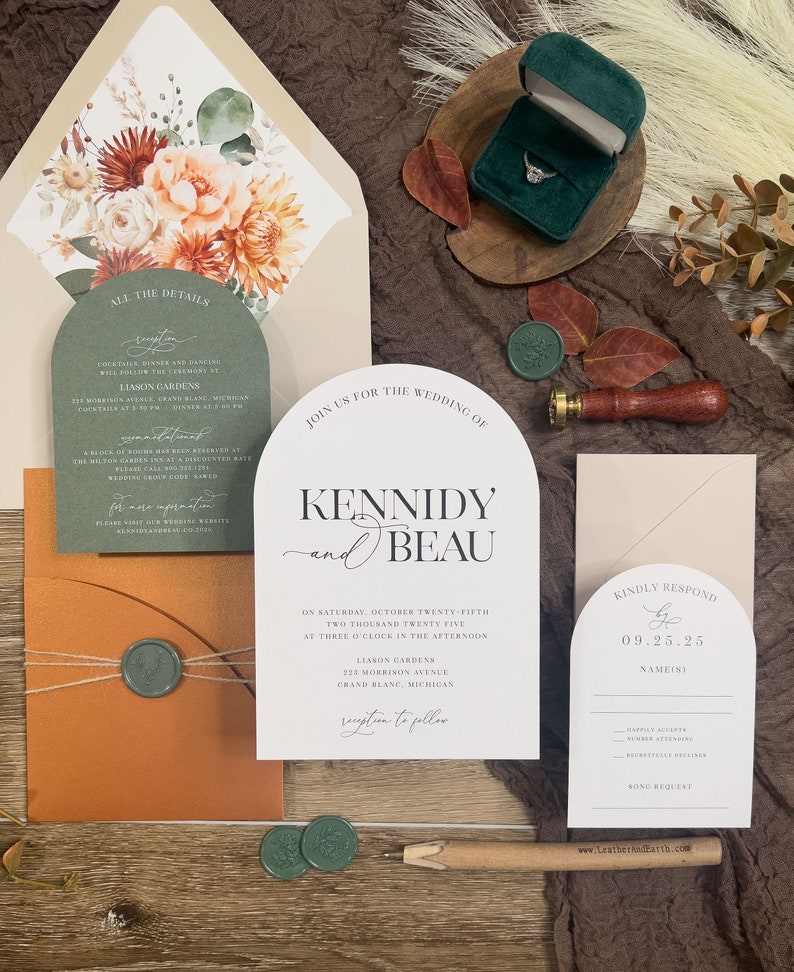 Puede incluir: Conjunto de invitaciones de boda con un esquema de color verde, blanco y naranja. La invitaci&oacute;n presenta un dise&ntilde;o floral con una paleta de colores melocot&oacute;n, naranja y rojo. El texto de la invitaci&oacute;n dice "&Uacute;nete a nosotros para la boda de Kennidy y Beau". La tarjeta RSVP es beige con un borde marr&oacute;n y dice "Por favor, responde antes del 09.25.25".