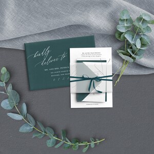 K&ouml;nnte beinhalten: Eine Hochzeitseinladungssuite mit einem dunkelgr&uuml;nen Umschlag, einer wei&szlig;en Karte mit schwarzem Text und einer hellgrauen Karte mit einem dunkelgr&uuml;nen Band. Der Text auf der wei&szlig;en Karte lautet "Mr. and Mrs. Brian Robinson request the honor of your presence at the marriage of their daughter".