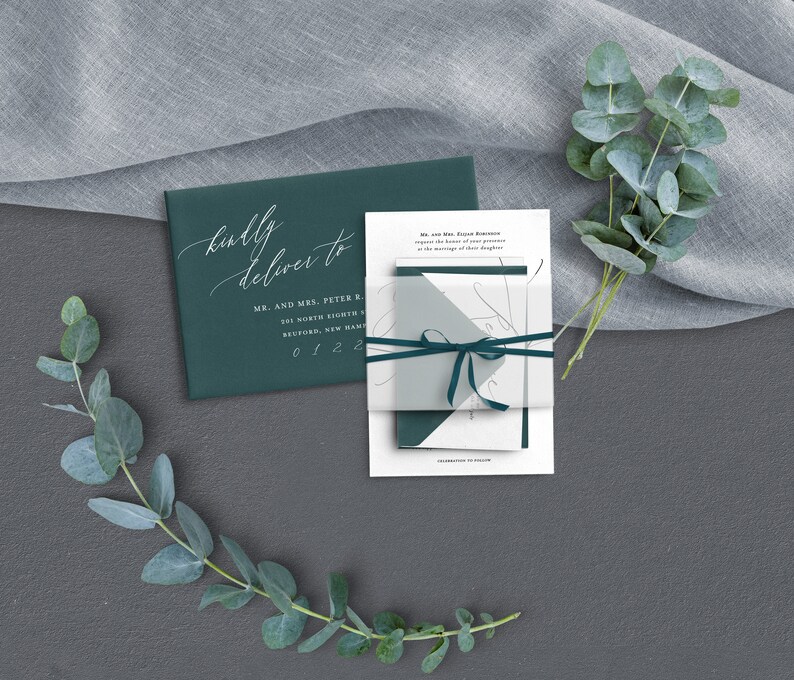 K&ouml;nnte beinhalten: Eine Hochzeitseinladungssuite mit einem dunkelgr&uuml;nen Umschlag, einer wei&szlig;en Karte mit schwarzem Text und einer hellgrauen Karte mit einem dunkelgr&uuml;nen Band. Der Text auf der wei&szlig;en Karte lautet "Mr. and Mrs. Brian Robinson request the honor of your presence at the marriage of their daughter".