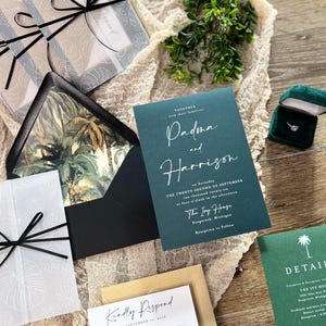 Tropical Wedding Invitation Suite: Palm, Monstera, Vellum Jacket bild 4