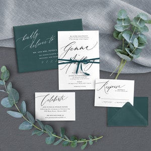 K&ouml;nnte beinhalten: Eine Hochzeitseinladungssuite mit einem dunkelgr&uuml;nen Umschlag, einer wei&szlig;en Karte mit dem Text "kindly deliver to" und den Namen "Mr. and Mrs. Peter R." sowie einer wei&szlig;en Karte mit dem Text "Gemma to Anthony" und einem dunkelgr&uuml;nen Band. Die Einladung enth&auml;lt au&szlig;erdem eine wei&szlig;e Karte mit dem Text "Celebrate" und eine wei&szlig;e Karte mit dem Text "Response".