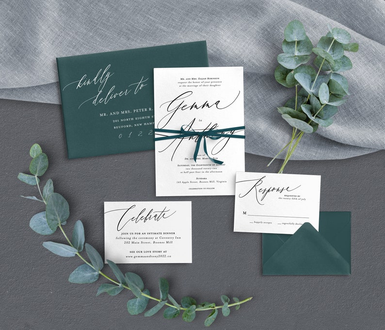 K&ouml;nnte beinhalten: Eine Hochzeitseinladungssuite mit einem dunkelgr&uuml;nen Umschlag, einer wei&szlig;en Karte mit dem Text "kindly deliver to" und den Namen "Mr. and Mrs. Peter R." sowie einer wei&szlig;en Karte mit dem Text "Gemma to Anthony" und einem dunkelgr&uuml;nen Band. Die Einladung enth&auml;lt au&szlig;erdem eine wei&szlig;e Karte mit dem Text "Celebrate" und eine wei&szlig;e Karte mit dem Text "Response".