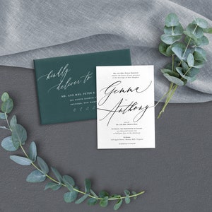 K&ouml;nnte beinhalten: Eine wei&szlig;e Hochzeitseinladung mit schwarzer Kalligrafie, die "Gemma to Anthony" lautet. Die Einladung befindet sich in einem gr&uuml;nen Umschlag mit wei&szlig;er Kalligrafie, die "kindly deliver to" und eine Adresse lautet.