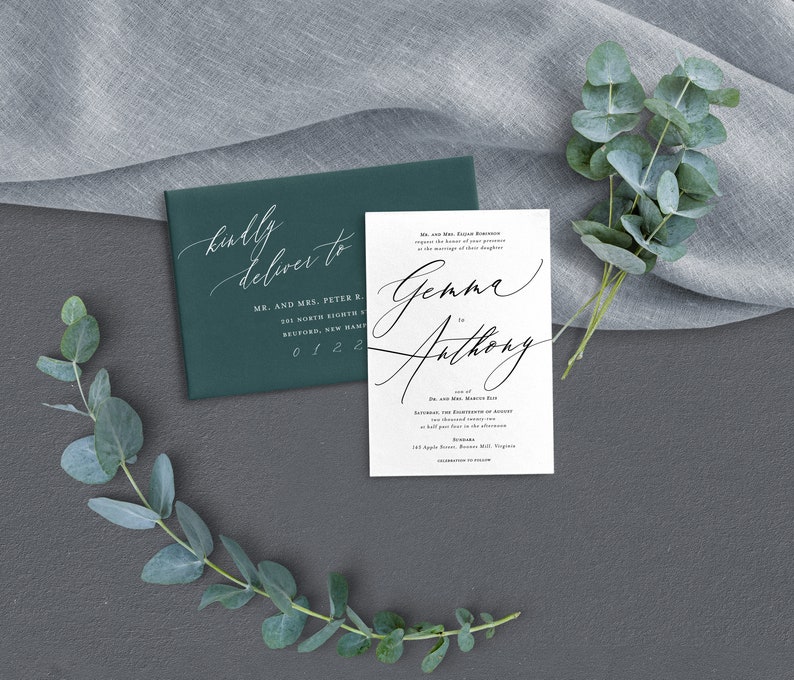 K&ouml;nnte beinhalten: Eine wei&szlig;e Hochzeitseinladung mit schwarzer Kalligrafie, die "Gemma to Anthony" lautet. Die Einladung befindet sich in einem gr&uuml;nen Umschlag mit wei&szlig;er Kalligrafie, die "kindly deliver to" und eine Adresse lautet.