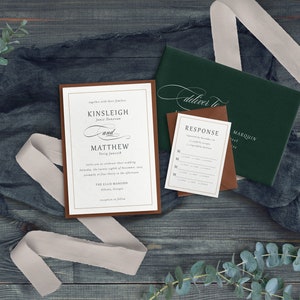 K&ouml;nnte beinhalten: Eine Hochzeitseinladung mit braunem und goldenem Rand. Die Einladung ist f&uuml;r Kinsleigh und Matthew, und die Hochzeit findet im The Ellis Mansion in Atlanta, Georgia, statt. Die Einladung enth&auml;lt eine Antwortkarte mit einem gr&uuml;nen Umschlag.