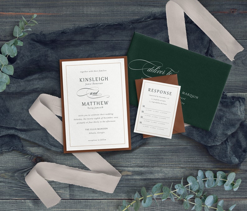 K&ouml;nnte beinhalten: Eine Hochzeitseinladung mit braunem und goldenem Rand. Die Einladung ist f&uuml;r Kinsleigh und Matthew, und die Hochzeit findet im The Ellis Mansion in Atlanta, Georgia, statt. Die Einladung enth&auml;lt eine Antwortkarte mit einem gr&uuml;nen Umschlag.
