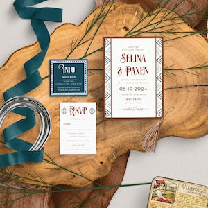 K&ouml;nnte beinhalten: Eine rustikale Hochzeitseinladungssuite mit s&uuml;dwestlichem Thema. Die Einladung zeigt ein blaues und wei&szlig;es geometrisches Muster mit dem Text "Selina & Paxen" in brauner Schreibschrift. Die RSVP-Karte hat ein &auml;hnliches Muster und enth&auml;lt einen Platz f&uuml;r den Namen und die Antwort des Gastes. Die Einladung liegt auf einer Holzoberfl&auml;che mit einem blaugr&uuml;nen Band und einem Hufeisen.