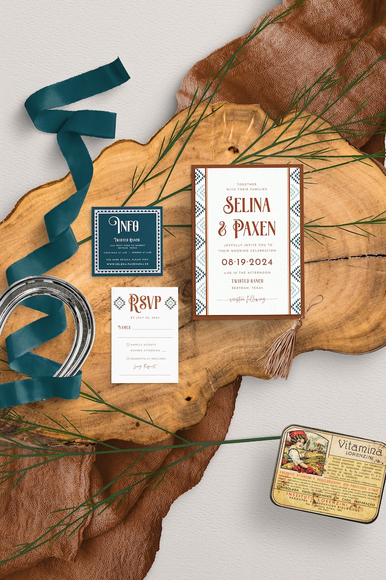 K&ouml;nnte beinhalten: Eine rustikale Hochzeitseinladungssuite mit s&uuml;dwestlichem Thema. Die Einladung zeigt ein blaues und wei&szlig;es geometrisches Muster mit dem Text "Selina & Paxen" in brauner Schreibschrift. Die RSVP-Karte hat ein &auml;hnliches Muster und enth&auml;lt einen Platz f&uuml;r den Namen und die Antwort des Gastes. Die Einladung liegt auf einer Holzoberfl&auml;che mit einem blaugr&uuml;nen Band und einem Hufeisen.