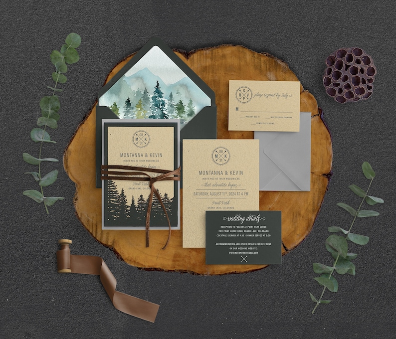 Puede incluir: Un conjunto de invitaciones de boda r&uacute;stico con una escena de monta&ntilde;a de acuarela y una silueta de bosque. La invitaci&oacute;n presenta un fondo de papel marr&oacute;n con un borde verde oscuro y una cinta marr&oacute;n. La tarjeta RSVP es de papel marr&oacute;n con un borde verde oscuro. La tarjeta de detalles es una tarjeta verde oscuro con texto blanco. El texto de la invitaci&oacute;n dice "Montana & Kevin" y "S&aacute;bado, 17 de agosto de 2024 a las 4 PM". El texto de la tarjeta RSVP dice "RSVP antes del 15 de julio". El texto de la tarjeta de detalles dice "detalles de la boda".