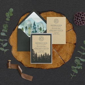 Puede incluir: Dos invitaciones de boda r&uacute;sticas con un tema de bosque. Las invitaciones est&aacute;n impresas en papel kraft y presentan una silueta de un bosque con monta&ntilde;as en el fondo. El texto en las invitaciones dice "Montana & Kevin" y "S&aacute;bado, 17 de agosto de 2024 a las 4 PM".