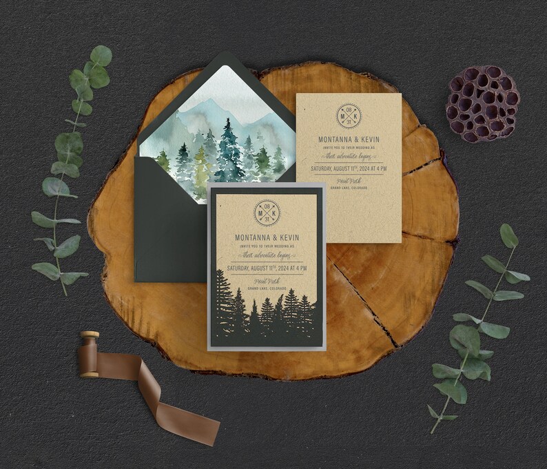 Puede incluir: Dos invitaciones de boda r&uacute;sticas con un tema de bosque. Las invitaciones est&aacute;n impresas en papel kraft y presentan una silueta de un bosque con monta&ntilde;as en el fondo. El texto en las invitaciones dice "Montana & Kevin" y "S&aacute;bado, 17 de agosto de 2024 a las 4 PM".