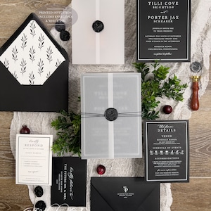 Puede incluir: Elegante juego de invitaciones de boda con papelería en blanco y negro. Incluye tarjetas de invitación, tarjetas RSVP y sobres. Las invitaciones están selladas con sellos de cera negra y atadas con hilo. El texto de la invitación dice "Tilli Cove Brighton y Porter Jax Schearer".