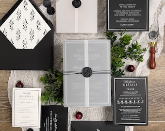 Op de afbeelding: Elegante trouwuitnodigingssuite met zwart-wit briefpapier. Bevat uitnodigingskaarten, RSVP-kaarten en enveloppen. De uitnodigingen zijn verzegeld met zwarte zegelwas en vastgebonden met touw. De tekst op de uitnodiging luidt "Tilli Cove Brighton en Porter Jax Schearer".
