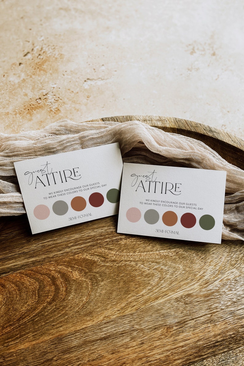K&ouml;nnte beinhalten: Zwei Karten mit dem Text "Guest Attire" und einer Farbpalette aus Rosa, Grau, Orange, Burgunderrot und Gr&uuml;n. Der Text "Semi-Formal" ist unter der Farbpalette gedruckt.