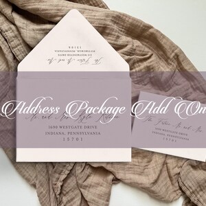 Puede incluir: Un sobre blanco con forro morado y el texto "Address Package Add On" en letra cursiva. El sobre tiene la direcci&oacute;n "1690 Westgate Drive, Indiana, Pennsylvania 15701" impresa en &eacute;l. Hay un sobre blanco m&aacute;s peque&ntilde;o con forro morado y el texto "The Future Mr. and Mrs." en letra cursiva. El sobre m&aacute;s peque&ntilde;o tiene la direcci&oacute;n "1690 Westgate Drive, Indiana, Pennsylvania 15701" impresa en &eacute;l.