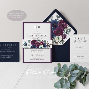 Puede incluir: Conjunto de invitaciones de boda en color burdeos y azul marino con diseño floral. La invitación incluye los nombres de la pareja, "Juniper Grace", y la fecha y hora de la boda. La tarjeta RSVP incluye el texto "RSVP antes del 1 de mayo" y un espacio para el nombre del invitado.