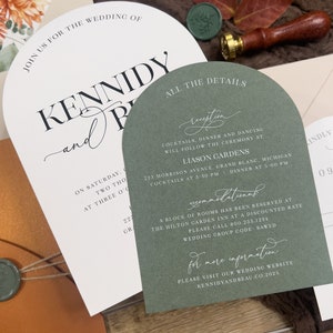 Puede incluir: Una invitaci&oacute;n de boda verde y blanca con un sello de cera dorado. La invitaci&oacute;n presenta una fuente caligr&aacute;fica y el texto "Todos los detalles" y "Recepci&oacute;n". La invitaci&oacute;n tambi&eacute;n incluye los nombres "Kennidy y Beau" y la fecha "S&aacute;bado, Dos Mil Veintitr&eacute;s".