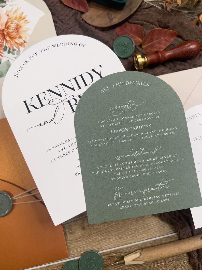 Puede incluir: Una invitaci&oacute;n de boda verde y blanca con un sello de cera dorado. La invitaci&oacute;n presenta una fuente caligr&aacute;fica y el texto "Todos los detalles" y "Recepci&oacute;n". La invitaci&oacute;n tambi&eacute;n incluye los nombres "Kennidy y Beau" y la fecha "S&aacute;bado, Dos Mil Veintitr&eacute;s".