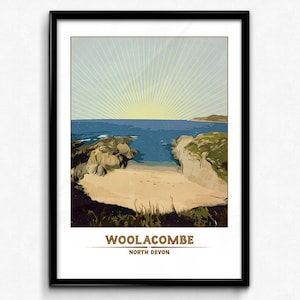 Puede incluir: Una ilustración de estilo vintage de una escena de playa con una cala, arena y océano. El sol brilla intensamente en el cielo y el texto "WOOLACOMBE NORTH DEVON" está en la parte inferior de la imagen.