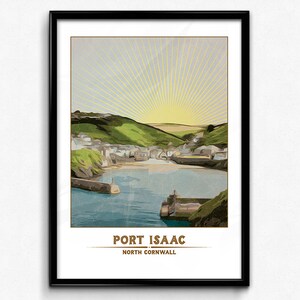 Puede incluir: Un póster de viaje de estilo vintage con una ilustración colorida de Port Isaac, una ciudad costera en Cornualles del Norte, Inglaterra. El póster tiene un diseño de rayos de sol y el texto "PORT ISAAC NORTH CORNWALL".