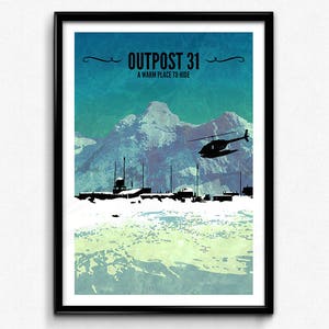 Puede incluir: Lámina artística enmarcada que muestra un paisaje montañoso con un helicóptero y estructuras silueteadas. El texto "OUTPOST 31" y "A warm place to hide" se muestran en la parte superior. Paleta de colores: azul, verde y blanco.