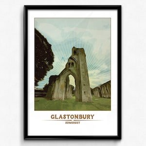 Puede incluir: Un cartel de viaje de estilo vintage con una vista de Glastonbury Tor, un hito histórico en Somerset, Inglaterra. El cartel tiene un cielo azul con rayos de sol amarillos y un campo verde con las ruinas de una iglesia de piedra en el fondo.