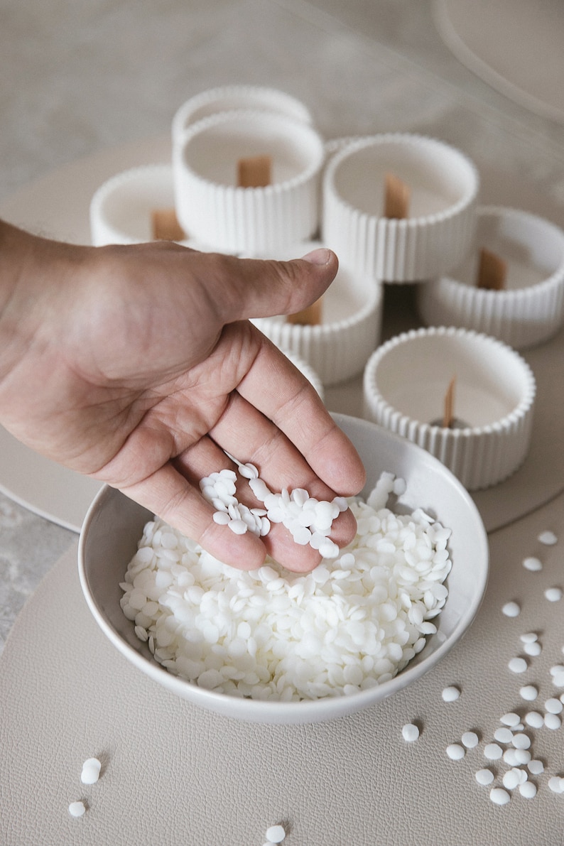 Weiße Duftkerze mit Kokosnusswachs, Holzdochtkerze im Gipstopf, Aromatherapiekerze, Knisterkerze, auch ohne Duft Bild 8