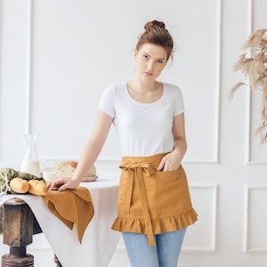 Kurze Taillenschürze mit Taschen in vielen Farben, Softened vorgewaschene Leinenschürze mit Rüschen