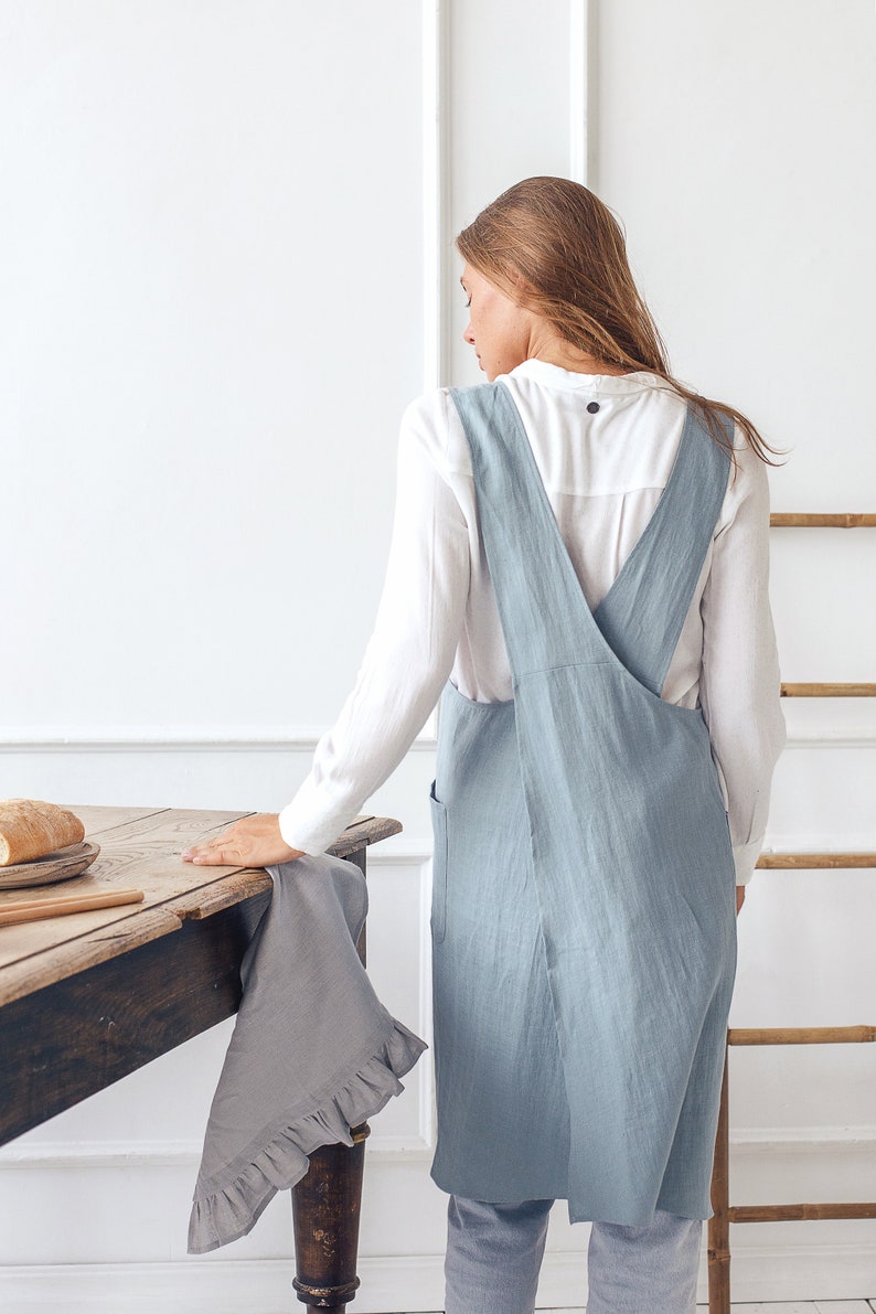 CozyLinen Cross Back Linen Apron - Thumbnail 3