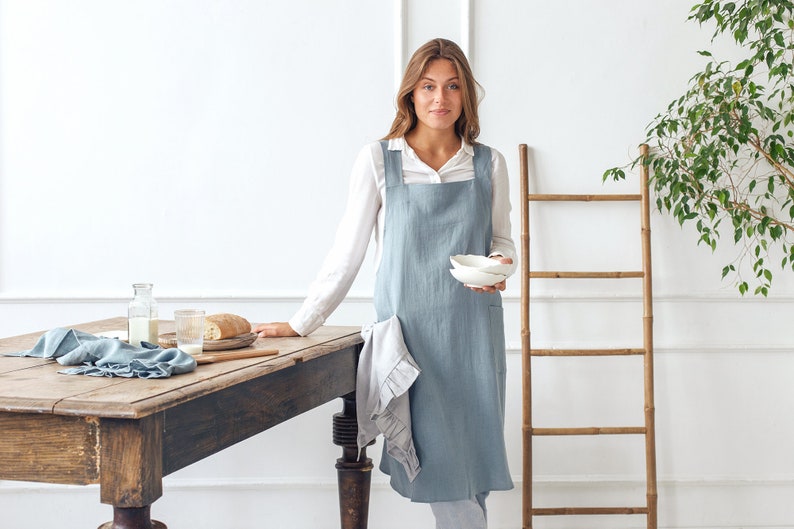 CozyLinen Cross Back Linen Apron - Thumbnail 5