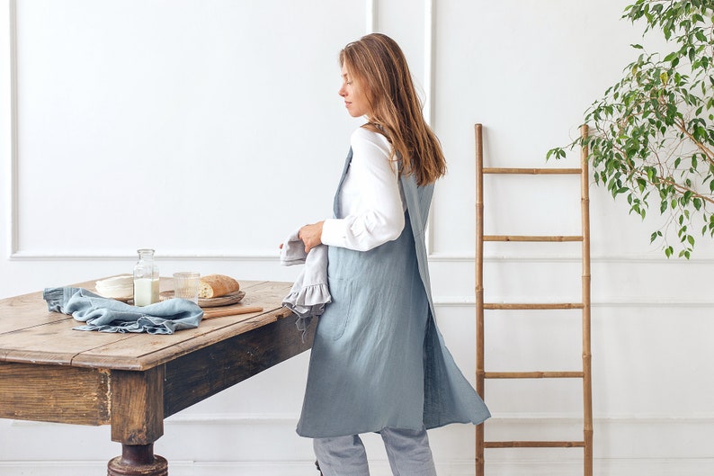 CozyLinen Cross Back Linen Apron - Thumbnail 2