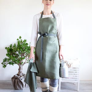 Natural linen restaurant apron with pockets and long adjustable straps more colour choices image 5