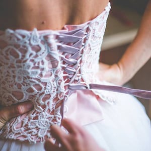 Elfenbeinfarbenes Hochzeitskorsett aus Baumwollspitze, rosa mit ivory, verstellbares Schnürmieder