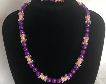 Collar de cuentas de perlas de vidrio púrpura y rosa claro con espaciadores de margaritas plateados, cierre magnético, pulsera a juego, tienda del Reino Unido