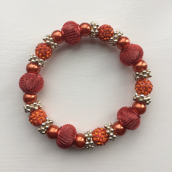 Bracelet en maille métallique orange, shamballa et perles de verre, création unique, boutique britannique