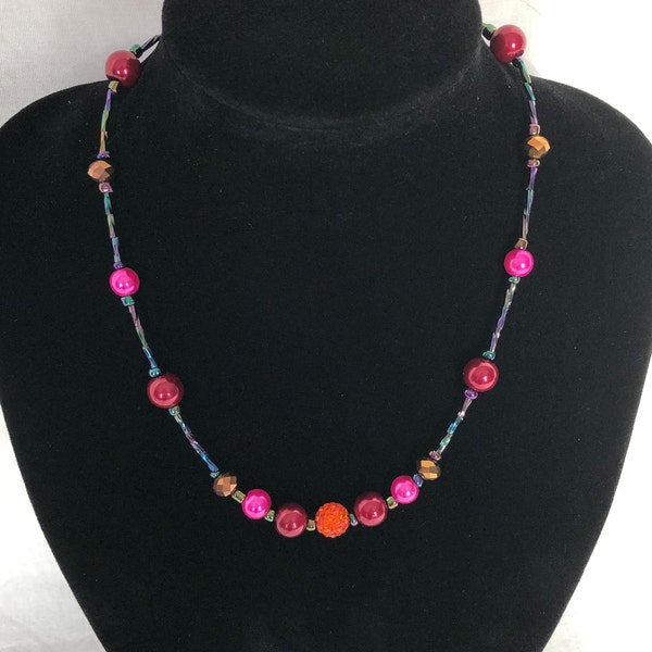 2 couleurs au choix, collier en perles de verre/rondelles avec shamballa au centre, fermoir magnétique, boutique britannique