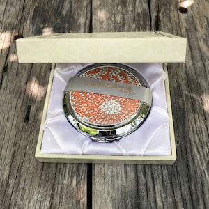 Crown Compact Powder Fiore di crisantemo