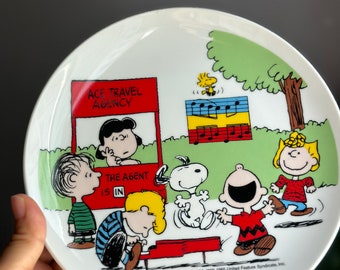 Plato vintage colorido de Snoopy y sus amigos