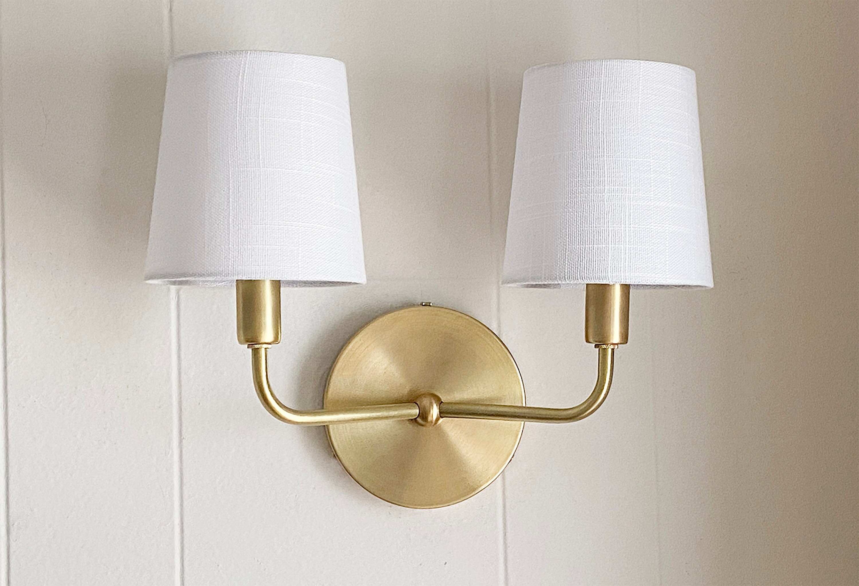 Solid Brass Double-Sconce Doyen Lumière Murale Contemporaine Formée à La Main