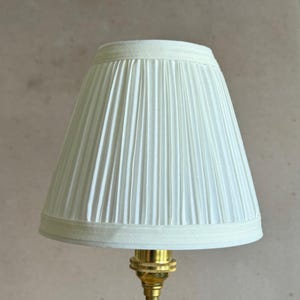 Pantalla de lámpara plisada • Pantalla de araña de tela blanca • Pantalla de candelabro con pliegues en forma de hongo