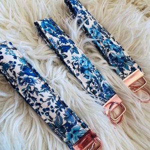 Pulsera de tela hecha a mano con llavero azul floral