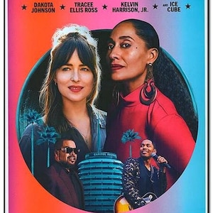 Peut inclure: Une affiche de film pour le film "The High Note" mettant en vedette Dakota Johnson, Tracee Ellis Ross, Kelvin Harrison Jr. et Ice Cube. L'affiche a un fond dégradé rose et bleu avec un grand cercle au centre. Le cercle présente les quatre acteurs et le bâtiment Capitol Records à Los Angeles. Le texte "You've got to start at the bottom before you take it from the top" est écrit en blanc sous le cercle. Le titre du film, "The High Note", est écrit en gros caractères noirs en gras sous le texte. La date de sortie, "May 8", est écrite en blanc sous le titre.