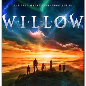 Puede incluir: Un póster para la serie de Disney+ "Willow" con un grupo de figuras en silueta de pie en un acantilado rocoso contra un cielo de puesta de sol colorido. El texto "The next great adventure begins" está en la parte superior del póster, y el título "WILLOW" está en letras grandes y en negrita. El logotipo de Disney+ está en la parte inferior del póster, con el texto "Original series Nov 30 only on Disney+"