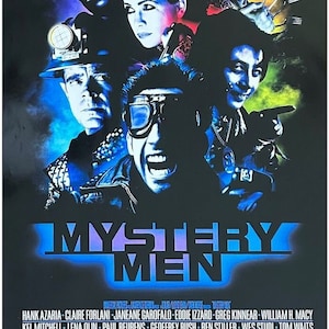 Peut inclure: Une affiche du film "Mystery Men" présentant un collage de portraits de personnages aux couleurs vives. Le titre est en bleu, avec les noms des acteurs en dessous. Le thème général est une comédie de super-héros.